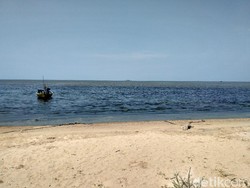 Air Laut Hitam, Bau dan Bikin Gatal di Pantai Rembang, Apa Sebabnya?