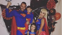 Superman Ospina. Kiper Arsenal David Ospina beserta istri dan anak-anak mereka memakai kostum superman untuk merayakan Halloween pada 2016. Foto: instagram @d_ospina1