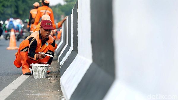 Biar Kinclong, Pasukan Oranye Cat Ulang Trotoar Jalan