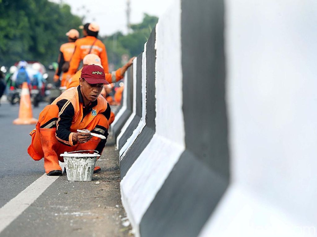 Biar Kinclong, Pasukan Oranye Cat Ulang Trotoar Jalan Biar Kinclong, Pasukan Oranye Cat Ulang Trotoar Jalan