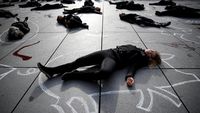 Orang-orang Berbaju Hitam Tergeletak di Pusat Kota Paris, Ada Apa?
