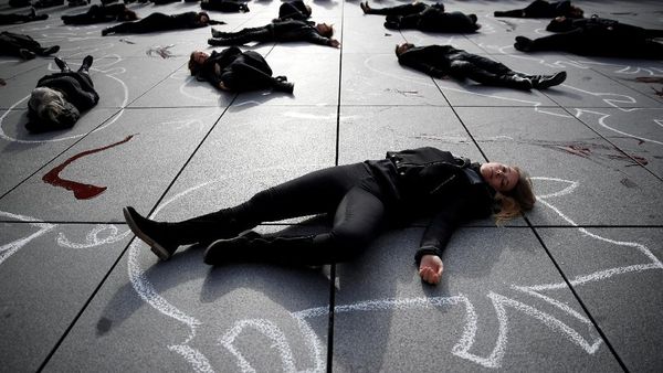 Orang-orang Berbaju Hitam Tergeletak di Pusat Kota Paris, Ada Apa?