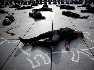 Orang-orang Berbaju Hitam Tergeletak di Pusat Kota Paris, Ada Apa?