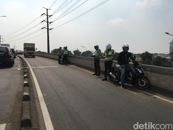 Melintas di Flyover Pesing, Puluhan Pemotor Ditilang