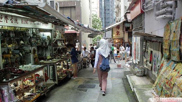 Foto: Pasar Barang Antik Berumur Ratusan Tahun di Hong Kong