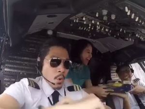 Kagetnya Pilot Bambang dan Yves Saat Video Pantun-Joget Viral Kagetnya Pilot Bambang dan Yves Saat Video Pantun-Joget Viral