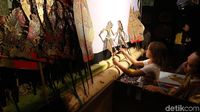 Keseruan Siswa Bule Belajar Main Wayang Kulit