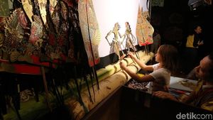 Keseruan Siswa Bule Belajar Main Wayang Kulit