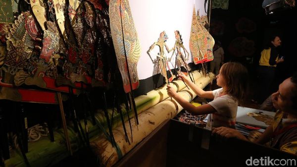 Keseruan Siswa Bule Belajar Main Wayang Kulit