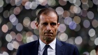 Massimiliano Allegri  dengan latar belakang lampu yang menerangi Stadion Estadio Jose Alvalade. Juventus berimbang 1-1 saat bertamu ke Sporting (REUTERS/Pedro Nunes)