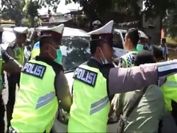 Polisi Datangi Pemobil yang Nekat Terobos Hadangan 10 Petugas