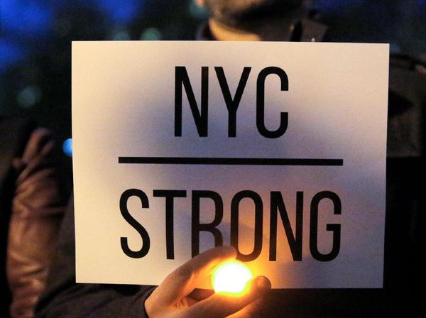 Cahaya Lilin dan New York Strong untuk Korban Serangan Truk