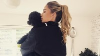 Selain Alli, barangkali cuma anjing inilah yang mendapatkan perhatian spesial dari Ruby. (Foto: Instagram @rubymae3223)
