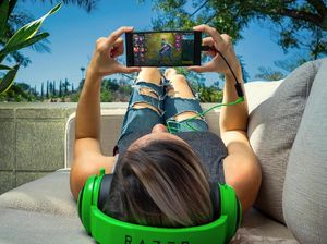 Ponsel Gamenya Absen Jack Audio, Razer: Demi Performa