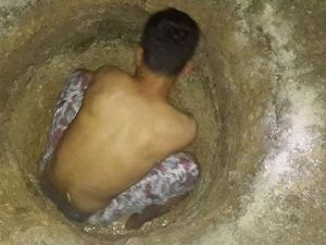 Pengungsi Bertahan di Pulau Manus dengan Menggali Sumur