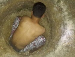 Pengungsi Bertahan di Pulau Manus dengan Menggali Sumur