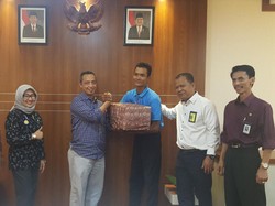 Layani Penumpang dan Tolak Tip, Airport Helper Ini Tuai Pujian