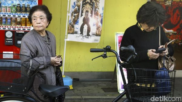 Mereka yang Berusia Senja, Tapi Tetap Tangguh