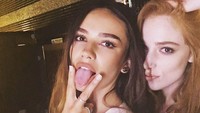 Dia juga tak jarang membagikan foto bersama rekan-rekan modelnya di media sosial. (Foto: Instagram @rubymae3223)