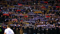 Anfield terkenal angker buat tamu-tamu Liverpool, tapi itu tak membuat suporter NK Maribor gentar saat memberi dukungan pada timnya. (REUTERS/Phil Noble)