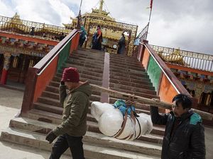 7 Pemakaman dengan Ritual Unik di Berbagai Negara 7 Pemakaman dengan Ritual Unik di Berbagai Negara