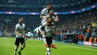 Susun tiga. Pemain Besiktas gendong-gendongan merayakan gol yang dilesakkan Cenk Tosun (REUTERS/Osman Orsal)