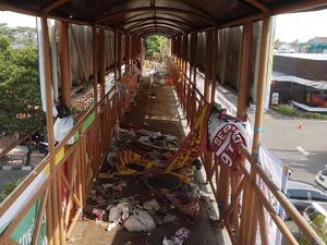 Miris, JPO di Kota Serang Jadi Tempat Pembuangan Sampah Miris, JPO di Kota Serang Jadi Tempat Pembuangan Sampah