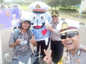 Operasi Zebra, Polisi Beri Sepeda untuk Pengendara Tertib Lalin
