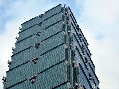 Memanjat Gedung Setinggi 500 M di Tengah Kota Taipei