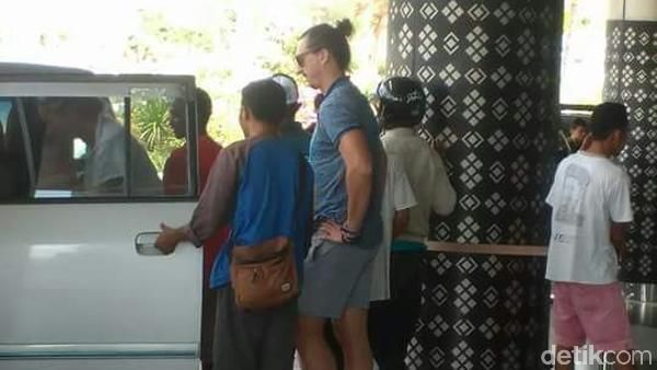 Foto: Pria yang Mirip Ibrahimovic di Labuan Bajo