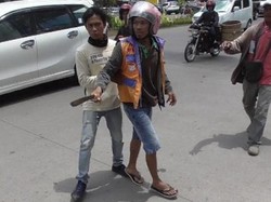 Taksi Online Bentrok dengan Becak Motor di Makassar