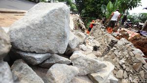 Perbaikan Turap di Jalan Mabes Hankam