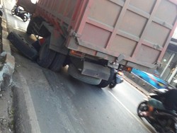 Truk Tanah Patah As di Jl Gatot Subroto, Lalin Arah Pancoran Padat