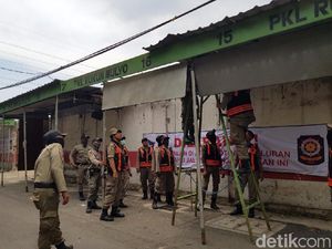Berdiri di Atas Saluran Air, Puluhan Lapak di Simo Rejo Ditertibkan