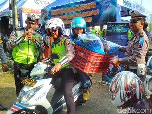 Selain Tilang Pengendara Tak Tertib, Polisi Banyumas Bagi-bagi Hadiah