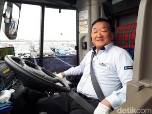 Mr Nara 70 Tahun Masih Asyik Narik Bus di Jepang Mr Nara 70 Tahun Masih Asyik Narik Bus di Jepang