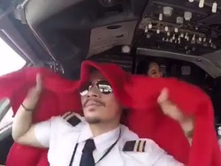 Begini Aksi Kocak Pilot Berpantun dan Kopilot Joget yang Viral