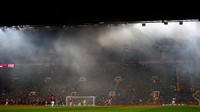 Kesan angker dan mistis muncul dari suasana di Old Trafford. MU memang sangat oke di kandang, kemenangan 2-0 atas Benfica membuat mereka tak terkalahkan di kandang selama 38 pertandingan beruntun (Reuters/Jason Cairnduff)