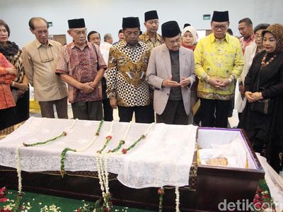 Habibie dan Menteri PPA Lepas Jenazah Sri Redjeki