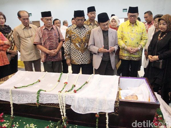 Habibie dan Menteri PPA Lepas Jenazah Sri Redjeki