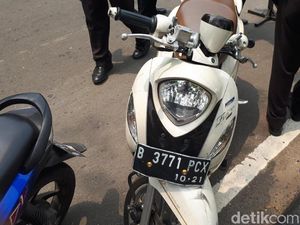 Tak Pakai Helm dan Masuk Jalur Cepat, 2 Siswi SMK Ditilang