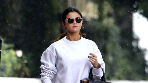 Foto: Lihat Lagi Gaya Boyish Selena Gomez Saat Pinjam Baju The Weeknd