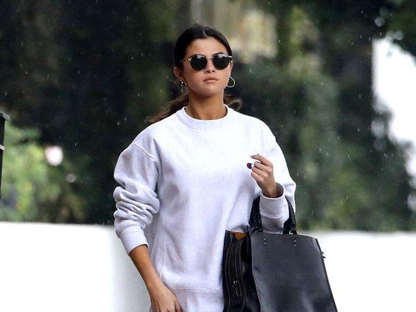 Foto: Lihat Lagi Gaya Boyish Selena Gomez Saat Pinjam Baju The Weeknd