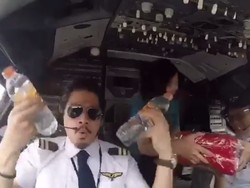 Pilot Berpantun dan Kopilot Ganteng Joget yang Viral dari NAM Air
