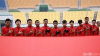 Para pemain Timnas Indonesia menyanyikan Indonesia Raya sebelum bertanding. Pool/PSSI.