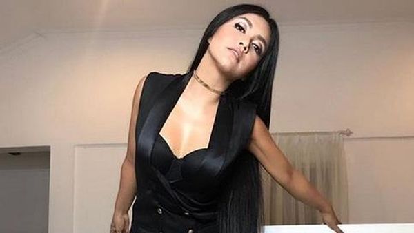 Foto : 5 Gaya Seksi Denada yang Ikut-ikutan Penampilan Nicki Minaj
