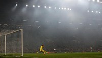 Mile Svilar tak akan melupakan malam di Old Trafford. Dia jadi kiper termuda di Liga Champions yang bikin penyelamatan penalti, dan kiper termuda di Liga Champions yang bikin gol bunuh diri (Reuters/Jason Cairnduff)