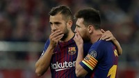 Lionel Messi dan Jordi Alba bisik-bisik membicarakan apa? Mungkin strategi membongkar pertahanan Olympiacos karena Barcelona dipaksa berimbang 0-0 dalam lawatan ke Yunani (REUTERS/Alkis Konstantinidis)