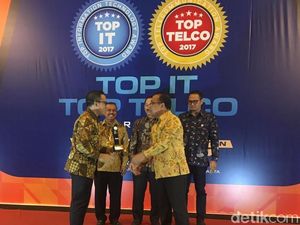 Bupati Banyuwangi Raih Penghargaan TOP IT dan Telco 2017