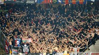 Suporter CSKA Moscow tampil habis-habisan (bahkan sampai melepas pakaian) (REUTERS/Arnd Wiegmann)